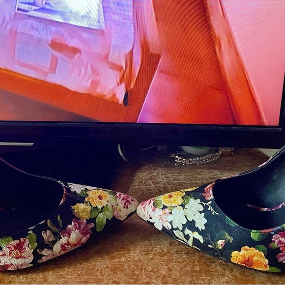 Worn once! 80$ RARE GUESS pumps.These are for a balanced somebody that’s not me! - Picture 4 of 4